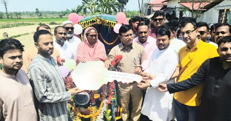 টুলি বেগমের কাছে নতুন একটি অটোরিকশা তুলে দেয়া হয়েছে